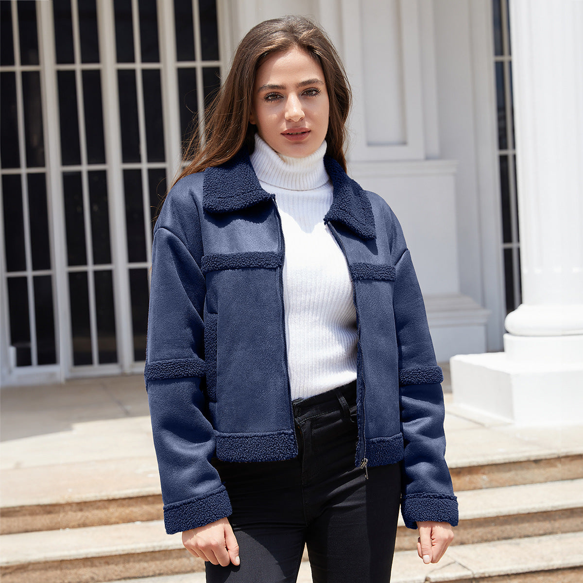 Manteau en simili cuir molleton.